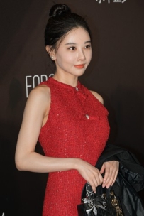 2024深圳时装周---红裙时尚魅力美女
