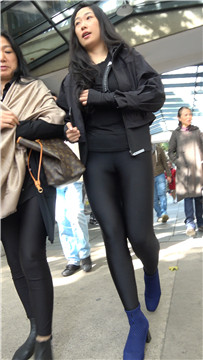 4k-黑色外套、弹力裤、蓝短靴街拍美臀美女 [1.25 GB]