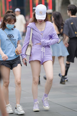 紫色衣服女孩~爱了
