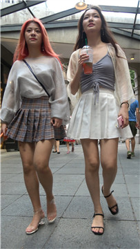 4K - 白色短裙吊带衫街拍凉高跟美女 [1.48 GB]