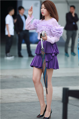 街拍时尚紫色短裙美女