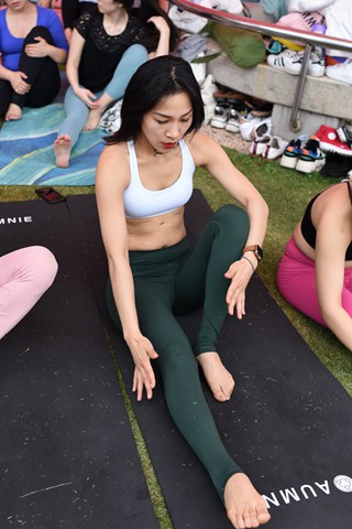 紧身瑜伽裤美女练习瑜伽