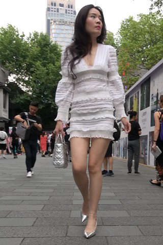 4K - 街拍性感的高跟鞋白裙美姐 [1.05 GB/MP4]