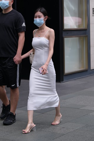 街拍优雅白裙女友