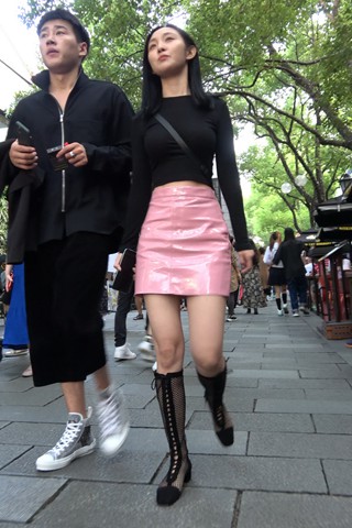 4K - 街拍粉色皮裙气质美女 [2.73 GB/MP4]
