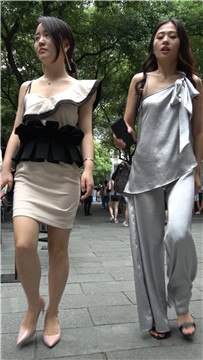 4K 性感身材米色吊带裙街拍高跟美女