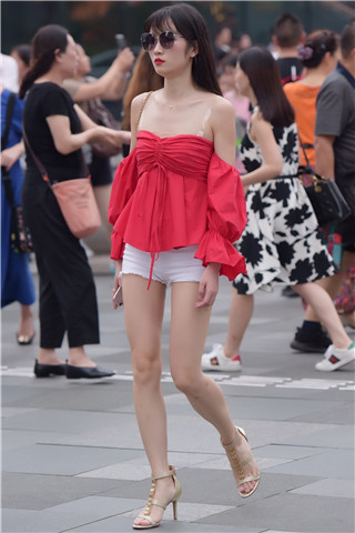 街拍红色吊带裙气质美女（10P）