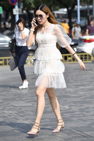 街拍白色连衣裙凉高跟美女