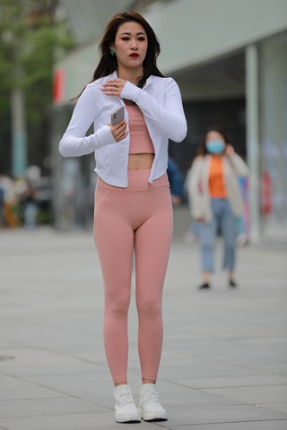 粉色瑜伽裤美眉
