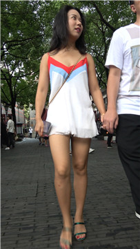 4K 超短吊带裙身材娇小的街怕美女