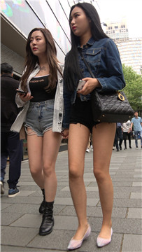 4K-街拍两位高腰热裤性感美腿很漂亮的网红姐姐 [2.33 GB]