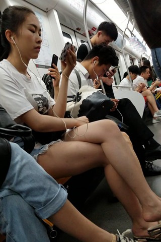 4K - 地铁上的美腿青春女孩 [1.63 GB/MP4]