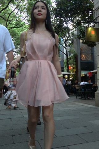 4K - 街拍粉色裙美腿女友 [1.01 GB/MP4]