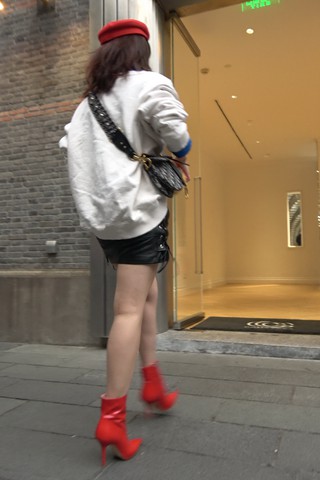4K - 红色短靴街拍时尚美眉 [1.13 GB/MP4]