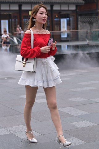 街拍红色露肩衣白短裙高跟美女