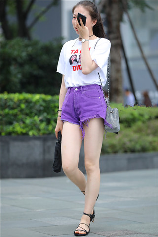 街拍紫色热裤青春少女