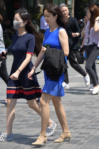 街拍蓝色裙高跟姐姐