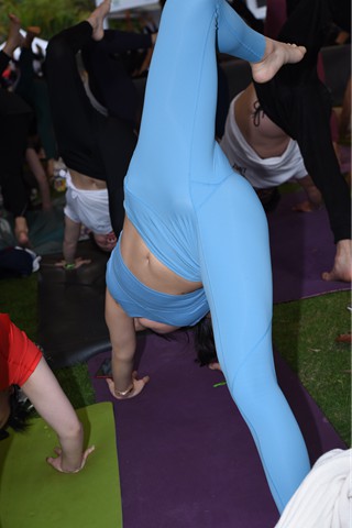 蓝色瑜伽裤