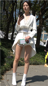 4K - 精致时尚的白短靴白衣女子 [1.34 GB/MP4]