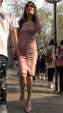 4K-超性感一字肩粉色包臀裙高跟鞋丁内街拍美女 [683 MB]