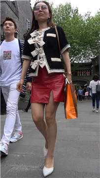 街拍红色皮短裙成熟知性女子 [0.98 GB/MP4]