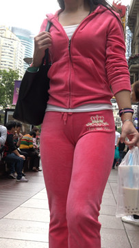 4K-粉红色套装很有韵味的街拍美女第二集 [777 MB]