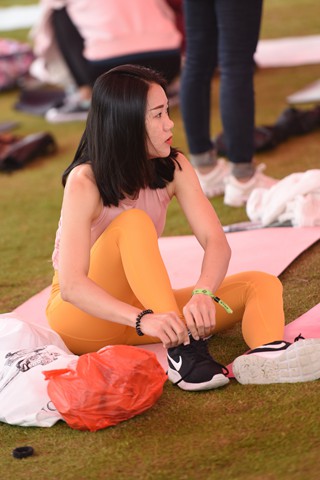 黄色瑜伽裤美女练习瑜伽