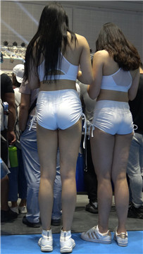 4K - 健身器材展上的白色短衣短裤翘臀极品美女 [1.21 GB]