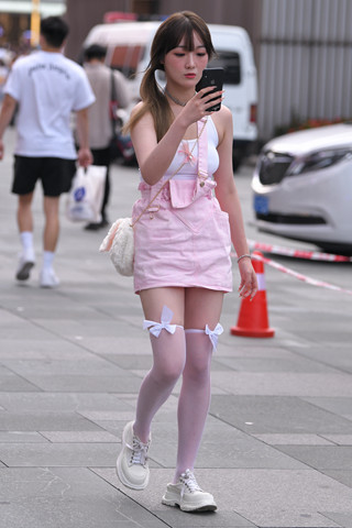 街拍粉色群少女