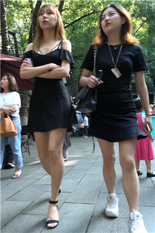 4K - 街拍黑色短裙街拍高跟美女 [1.36 GB/MP4]