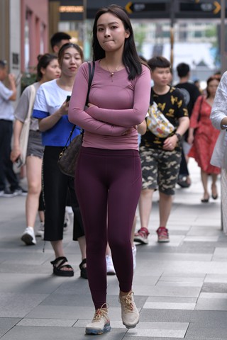 甜美的紫色瑜伽裤街拍美女