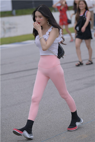 粉色瑜伽裤紧身美眉