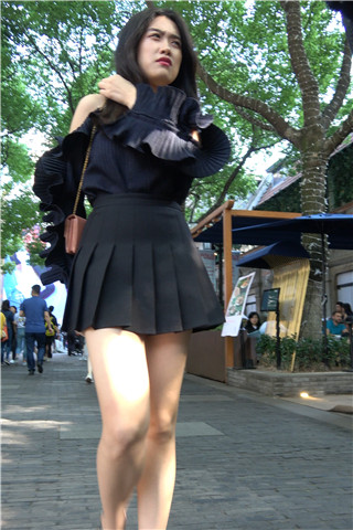 4K - 性感黑色小短裙街拍高跟美女 [1.69 GB/MP4]