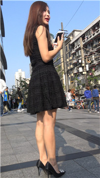 4k-黑色连衣裙高跟鞋街拍美女 [1.43 GB]
